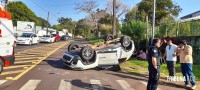 Veículo capota após colisão na Av. General Meira em Foz do Iguaçu Veículo capota após colisão na Av. General Meira em Foz do Iguaçu