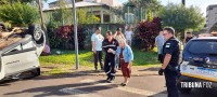 Veículo capota após colisão na Av. General Meira em Foz do Iguaçu Veículo capota após colisão na Av. General Meira em Foz do Iguaçu