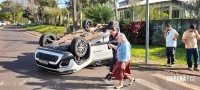 Veículo capota após colisão na Av. General Meira em Foz do Iguaçu Veículo capota após colisão na Av. General Meira em Foz do Iguaçu