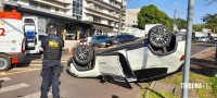 Veículo capota após colisão na Av. General Meira em Foz do Iguaçu Veículo capota após colisão na Av. General Meira em Foz do Iguaçu