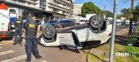 Veículo capota após colisão na Av. General Meira em Foz do Iguaçu Veículo capota após colisão na Av. General Meira em Foz do Iguaçu