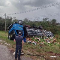 Caminhão carregado de bananas tomba na Rodovia PY-02 no Paraguai Caminhão carregado de bananas tomba na Rodovia PY-02 no Paraguai
