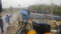 Caminhão carregado de bananas tomba na Rodovia PY-02 no Paraguai Caminhão carregado de bananas tomba na Rodovia PY-02 no Paraguai