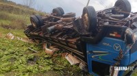 Caminhão carregado de bananas tomba na Rodovia PY-02 no Paraguai Caminhão carregado de bananas tomba na Rodovia PY-02 no Paraguai