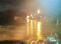 Temporal com mais de 100 mm de chuva provoca alagamentos e queda de árvore em Foz do Iguaçu Temporal com mais de 100 mm de chuva provoca alagamentos e queda de árvore em Foz do Iguaçu