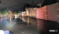 Temporal com mais de 100 mm de chuva provoca alagamentos e queda de árvore em Foz do Iguaçu Temporal com mais de 100 mm de chuva provoca alagamentos e queda de árvore em Foz do Iguaçu