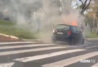Carro fica completamente destruído após incêndio na Av. Paraná em Foz do Iguaçu Carro fica completamente destruído após incêndio na Av. Paraná em Foz do Iguaçu