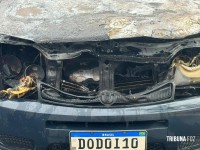 Carro fica completamente destruído após incêndio na Av. Paraná em Foz do Iguaçu Carro fica completamente destruído após incêndio na Av. Paraná em Foz do Iguaçu