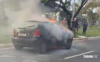 Carro fica completamente destruído após incêndio na Av. Paraná em Foz do Iguaçu Carro fica completamente destruído após incêndio na Av. Paraná em Foz do Iguaçu