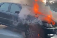 Carro fica completamente destruído após incêndio na Av. Paraná em Foz do Iguaçu Carro fica completamente destruído após incêndio na Av. Paraná em Foz do Iguaçu