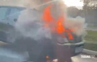 Carro fica completamente destruído após incêndio na Av. Paraná em Foz do Iguaçu Carro fica completamente destruído após incêndio na Av. Paraná em Foz do Iguaçu