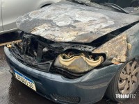 Carro fica completamente destruído após incêndio na Av. Paraná em Foz do Iguaçu Carro fica completamente destruído após incêndio na Av. Paraná em Foz do Iguaçu