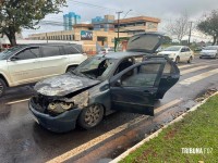 Carro fica completamente destruído após incêndio na Av. Paraná em Foz do Iguaçu Carro fica completamente destruído após incêndio na Av. Paraná em Foz do Iguaçu