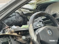 Carro fica completamente destruído após incêndio na Av. Paraná em Foz do Iguaçu Carro fica completamente destruído após incêndio na Av. Paraná em Foz do Iguaçu
