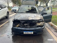 Carro fica completamente destruído após incêndio na Av. Paraná em Foz do Iguaçu Carro fica completamente destruído após incêndio na Av. Paraná em Foz do Iguaçu