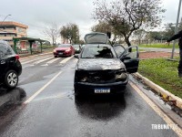 Carro fica completamente destruído após incêndio na Av. Paraná em Foz do Iguaçu Carro fica completamente destruído após incêndio na Av. Paraná em Foz do Iguaçu