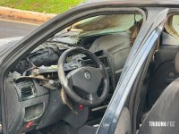 Carro fica completamente destruído após incêndio na Av. Paraná em Foz do Iguaçu Carro fica completamente destruído após incêndio na Av. Paraná em Foz do Iguaçu