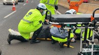 Motociclista é socorrido pelo Siate após colisão no viaduto da Av. Costa e Silva Motociclista é socorrido pelo Siate após colisão no viaduto da Av. Costa e Silva