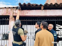 Casa onde ocorreu duplo homicídio, seguido de ocultação de cadáver é periciada Casa onde ocorreu duplo homicídio, seguido de ocultação de cadáver é periciada