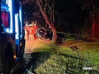 Veículo colide com arvore e deixa seis feridos e dois mortos na Av. Felipe Wandscheer Veículo colide com arvore e deixa seis feridos e dois mortos na Av. Felipe Wandscheer