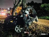 Veículo colide com arvore e deixa seis feridos e dois mortos na Av. Felipe Wandscheer Veículo colide com arvore e deixa seis feridos e dois mortos na Av. Felipe Wandscheer