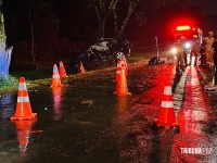 Veículo colide com arvore e deixa seis feridos e dois mortos na Av. Felipe Wandscheer Veículo colide com arvore e deixa seis feridos e dois mortos na Av. Felipe Wandscheer