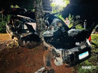 Veículo colide com arvore e deixa seis feridos e dois mortos na Av. Felipe Wandscheer Veículo colide com arvore e deixa seis feridos e dois mortos na Av. Felipe Wandscheer