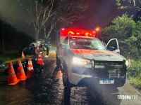 Veículo colide com arvore e deixa seis feridos e dois mortos na Av. Felipe Wandscheer Veículo colide com arvore e deixa seis feridos e dois mortos na Av. Felipe Wandscheer