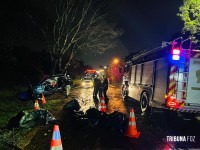 Veículo colide com arvore e deixa seis feridos e dois mortos na Av. Felipe Wandscheer Veículo colide com arvore e deixa seis feridos e dois mortos na Av. Felipe Wandscheer