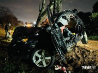 Veículo colide com arvore e deixa seis feridos e dois mortos na Av. Felipe Wandscheer Veículo colide com arvore e deixa seis feridos e dois mortos na Av. Felipe Wandscheer