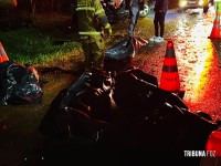 Veículo colide com arvore e deixa seis feridos e dois mortos na Av. Felipe Wandscheer Veículo colide com arvore e deixa seis feridos e dois mortos na Av. Felipe Wandscheer