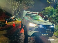 Veículo colide com arvore e deixa seis feridos e dois mortos na Av. Felipe Wandscheer Veículo colide com arvore e deixa seis feridos e dois mortos na Av. Felipe Wandscheer