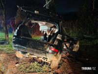 Veículo colide com arvore e deixa seis feridos e dois mortos na Av. Felipe Wandscheer Veículo colide com arvore e deixa seis feridos e dois mortos na Av. Felipe Wandscheer