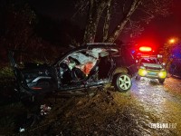 Veículo colide com arvore e deixa seis feridos e dois mortos na Av. Felipe Wandscheer Veículo colide com arvore e deixa seis feridos e dois mortos na Av. Felipe Wandscheer