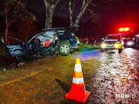 Veículo colide com arvore e deixa seis feridos e dois mortos na Av. Felipe Wandscheer Veículo colide com arvore e deixa seis feridos e dois mortos na Av. Felipe Wandscheer