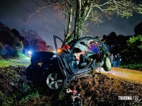 Veículo colide com arvore e deixa seis feridos e dois mortos na Av. Felipe Wandscheer Veículo colide com arvore e deixa seis feridos e dois mortos na Av. Felipe Wandscheer
