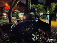 Veículo colide com arvore e deixa seis feridos e dois mortos na Av. Felipe Wandscheer Veículo colide com arvore e deixa seis feridos e dois mortos na Av. Felipe Wandscheer