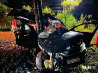 Veículo colide com arvore e deixa seis feridos e dois mortos na Av. Felipe Wandscheer Veículo colide com arvore e deixa seis feridos e dois mortos na Av. Felipe Wandscheer