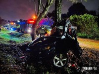 Veículo colide com arvore e deixa seis feridos e dois mortos na Av. Felipe Wandscheer Veículo colide com arvore e deixa seis feridos e dois mortos na Av. Felipe Wandscheer