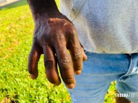 Homem é agredido após, segundo relato, tentar atropelar motociclista Homem é agredido após, segundo relato, tentar atropelar motociclista