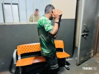 Homem é executado a tiros no Gleba Guarani e suspeitos são presos minutos após o crime em Foz do Iguaçu Homem é executado a tiros no Gleba Guarani e suspeitos são presos minutos após o crime em Foz do Iguaçu