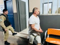 Homem é executado a tiros no Gleba Guarani e suspeitos são presos minutos após o crime em Foz do Iguaçu Homem é executado a tiros no Gleba Guarani e suspeitos são presos minutos após o crime em Foz do Iguaçu