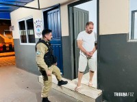 Homem é executado a tiros no Gleba Guarani e suspeitos são presos minutos após o crime em Foz do Iguaçu Homem é executado a tiros no Gleba Guarani e suspeitos são presos minutos após o crime em Foz do Iguaçu