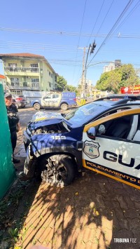 Viatura da Guarda Municipal provoca acidente de trânsito durante perseguição a moto no centro de Foz do Iguaçu Viatura da Guarda Municipal provoca acidente de trânsito durante perseguição a moto no centro de Foz do Iguaçu