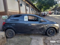 PM recupera veículo roubado e apreende arma de fogo no bairro Três Lagoas em Foz do Iguaçu PM recupera veículo roubado e apreende arma de fogo no bairro Três Lagoas em Foz do Iguaçu