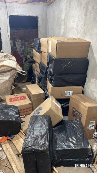 PF, PM e FAB apreendem 13,5 mil maços de cigarros contrabandeados em depósito clandestino em Foz do Iguaçu PF, PM e FAB apreendem 13,5 mil maços de cigarros contrabandeados em depósito clandestino em Foz do Iguaçu