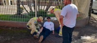 Cabo de fibra ótica rompido causa queda de moto na Av. Juscelino Kubistchek em Foz do Iguaçu Cabo de fibra ótica rompido causa queda de moto na Av. Juscelino Kubistchek em Foz do Iguaçu