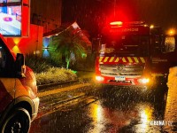 Caminhonete destrói portão de motel após motorista perder o controle em Foz do Iguaçu Caminhonete destrói portão de motel após motorista perder o controle em Foz do Iguaçu