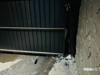 Caminhonete destrói portão de motel após motorista perder o controle em Foz do Iguaçu Caminhonete destrói portão de motel após motorista perder o controle em Foz do Iguaçu