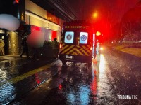 Caminhonete destrói portão de motel após motorista perder o controle em Foz do Iguaçu Caminhonete destrói portão de motel após motorista perder o controle em Foz do Iguaçu